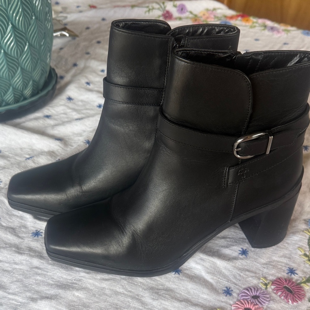 Naturalizer Water Resistant Black Leather Ankle Boots